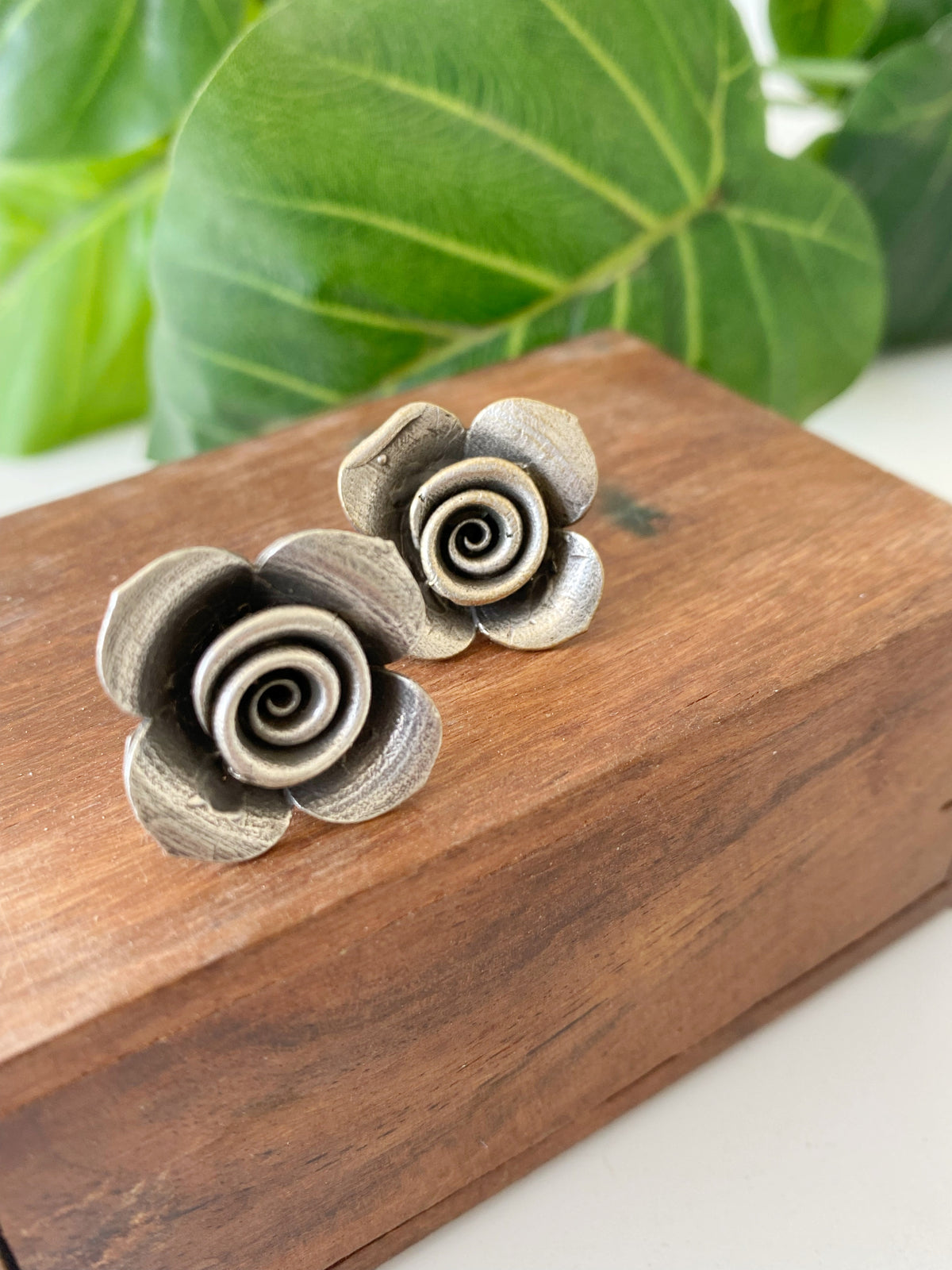 PHOOL STUDS