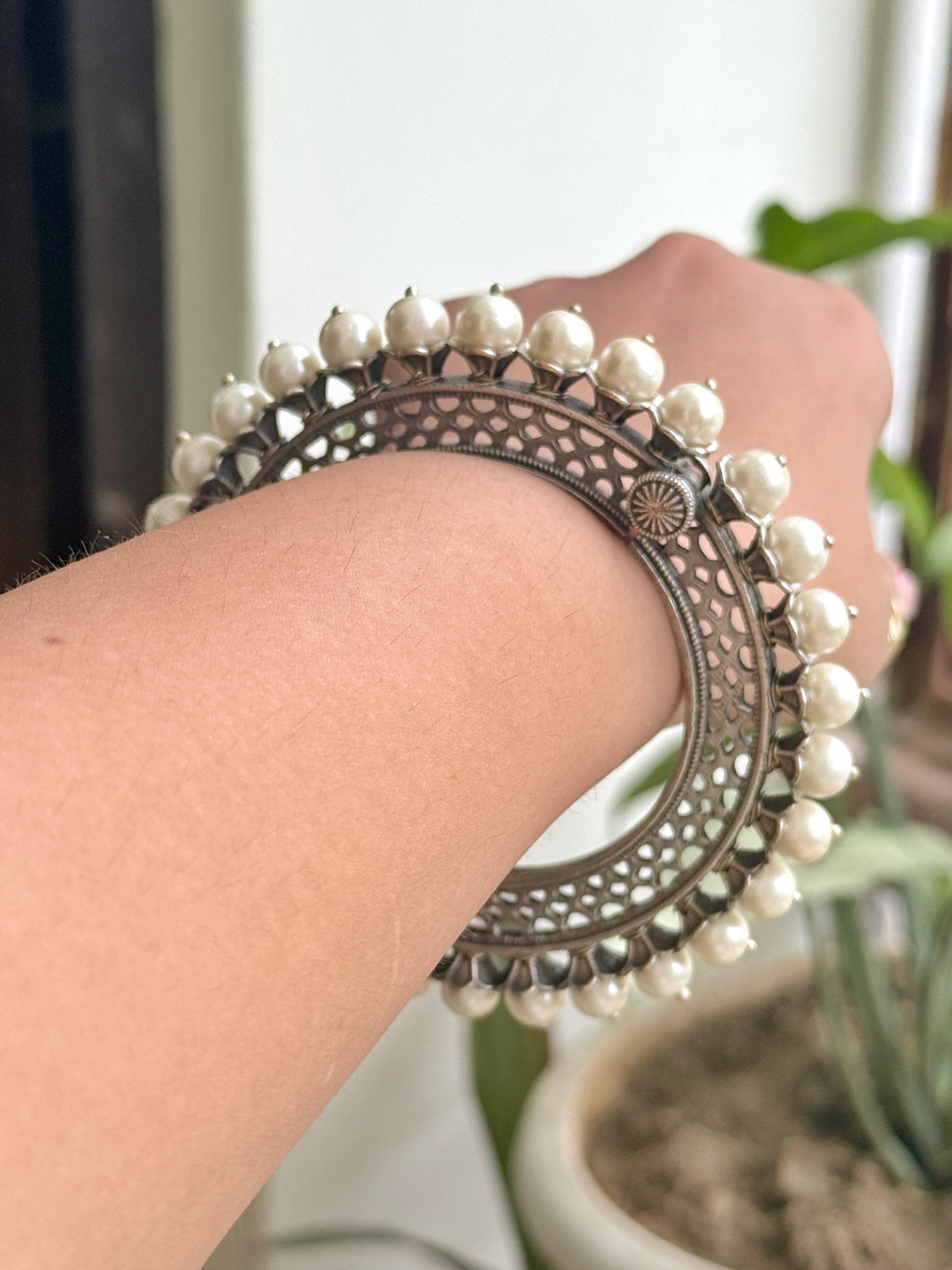 FARAH PEARL BANGLE