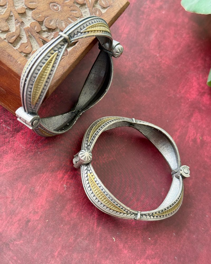 ISHAANI DUAL TONE BANGLE