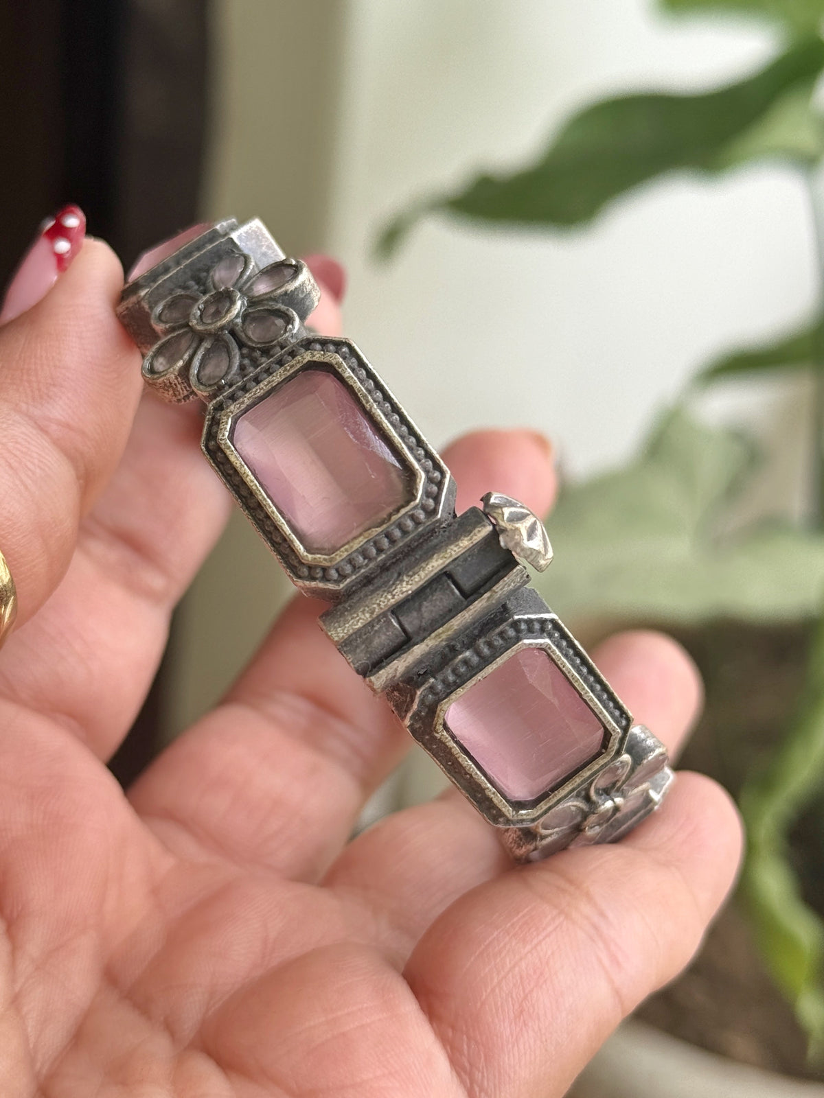 DHANVI STONE BANGLE