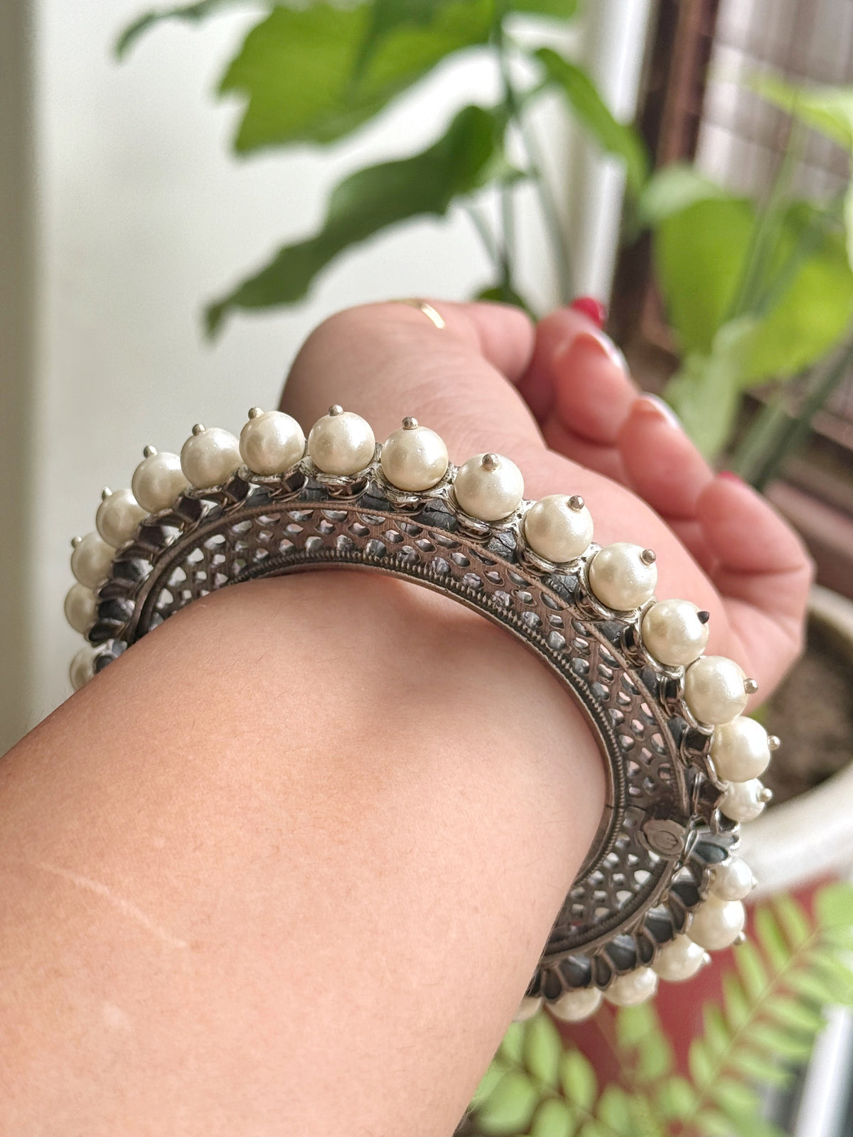 FARAH PEARL BANGLE