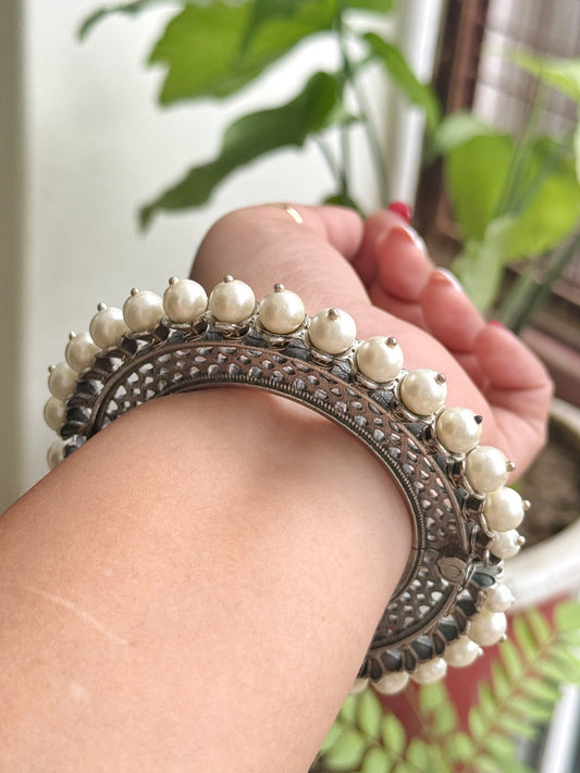 FARAH PEARL BANGLE