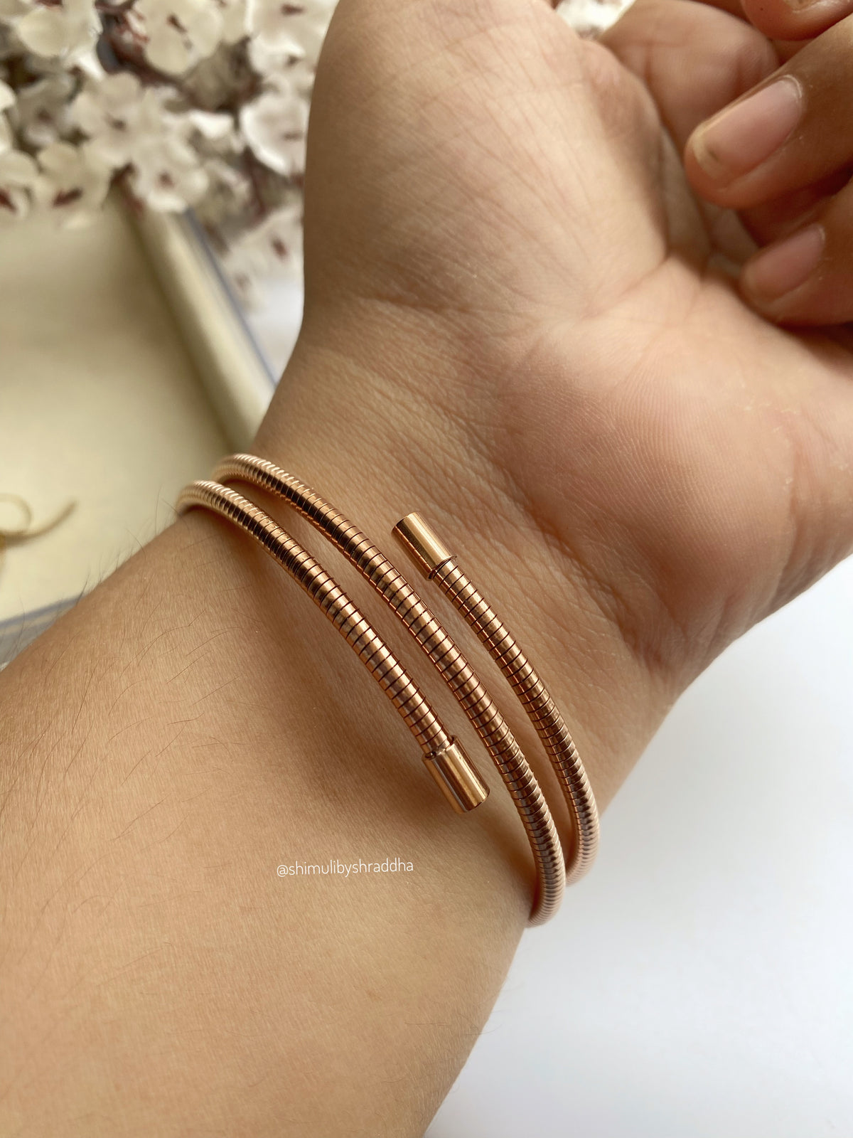 SLEEK SPIRAL BRACELET