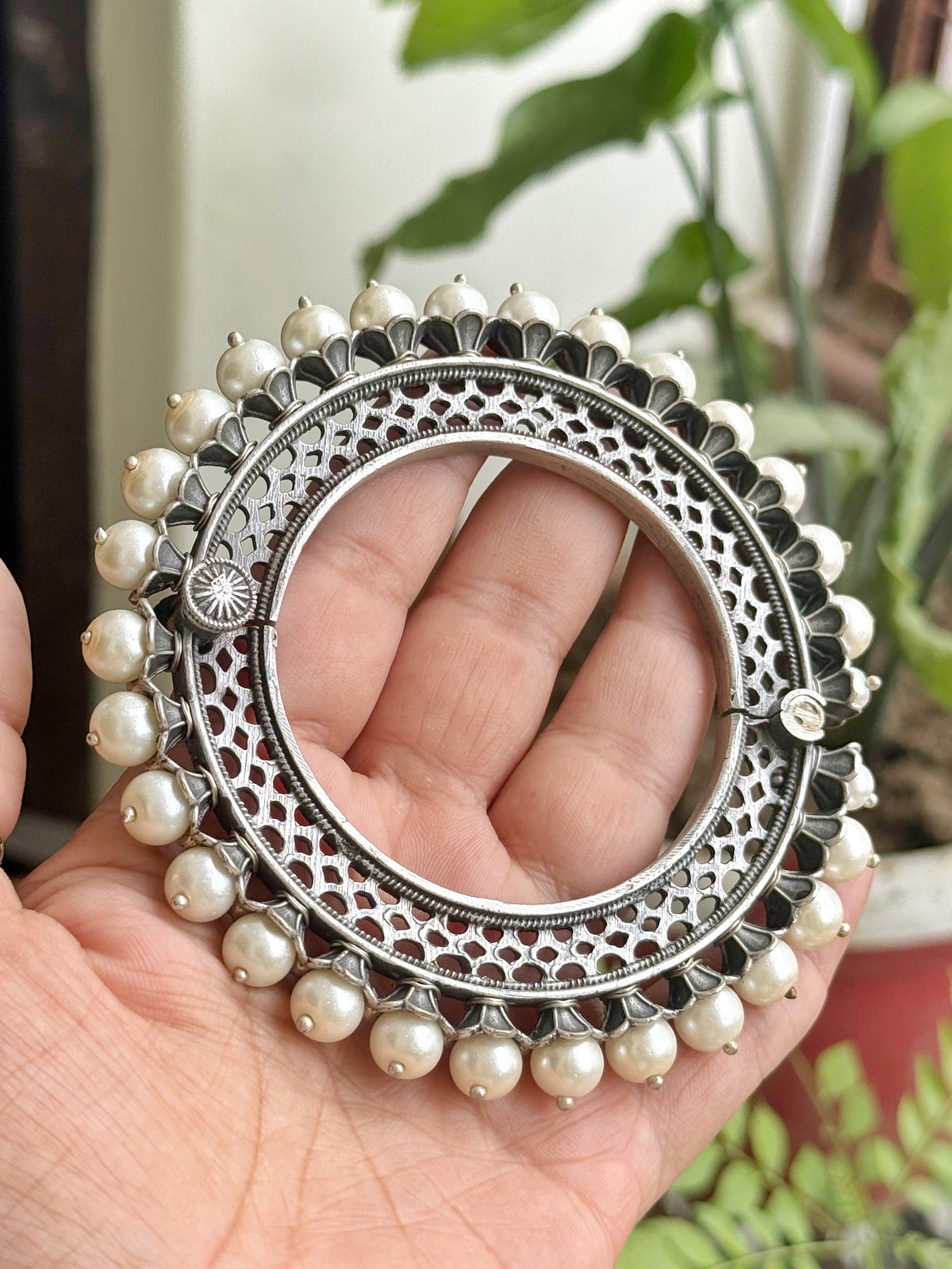 FARAH PEARL BANGLE