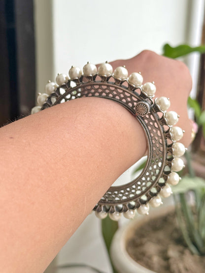 FARAH PEARL BANGLE
