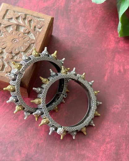 YASHVI DUAL TONE OPENABLE BANGLE