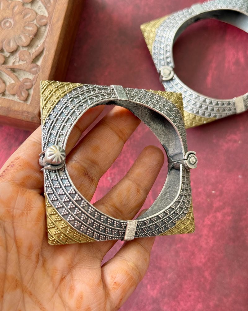 SAANVI DUAL TONE BANGLE